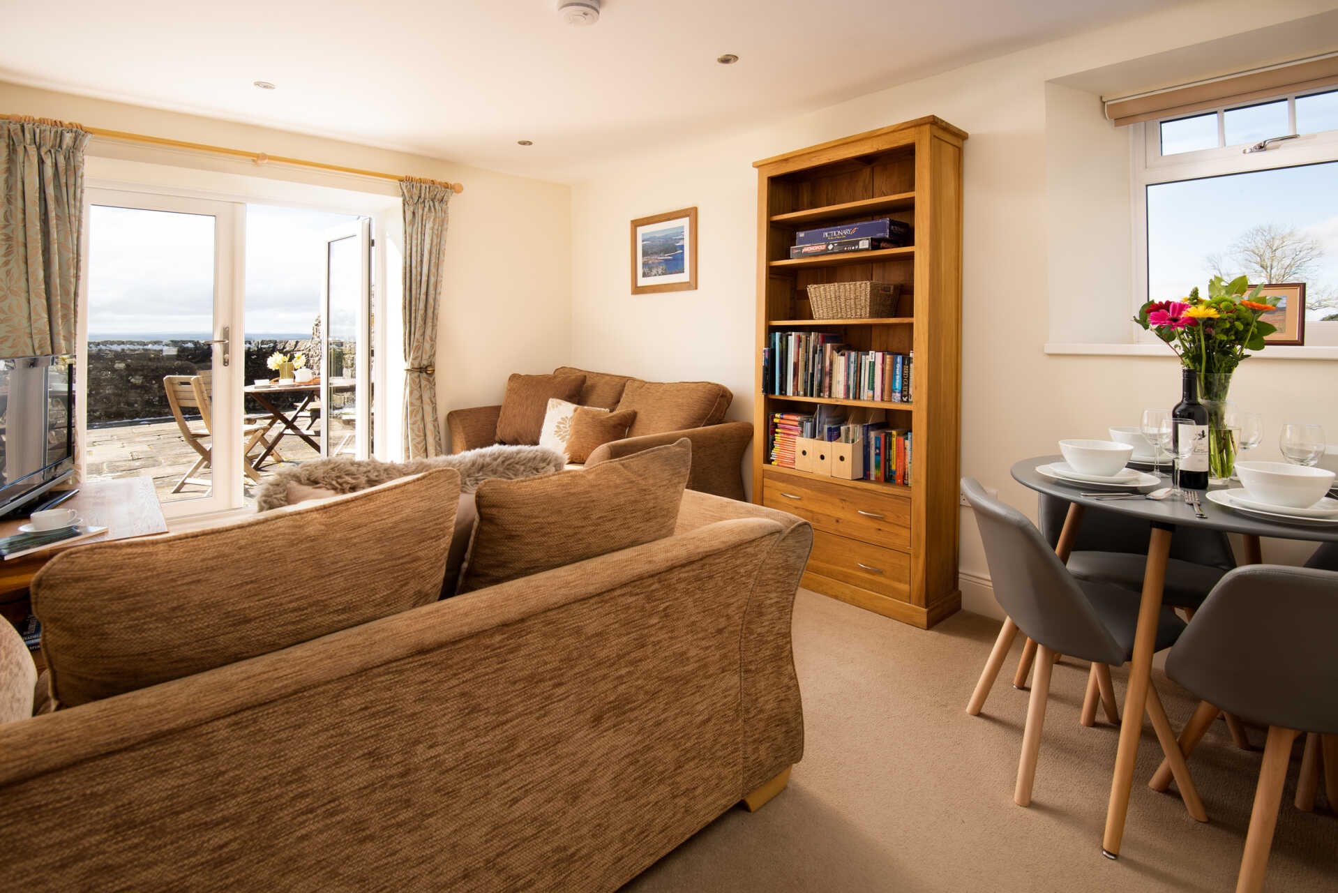 Lounge / Dining Area - Shepherds Retreat